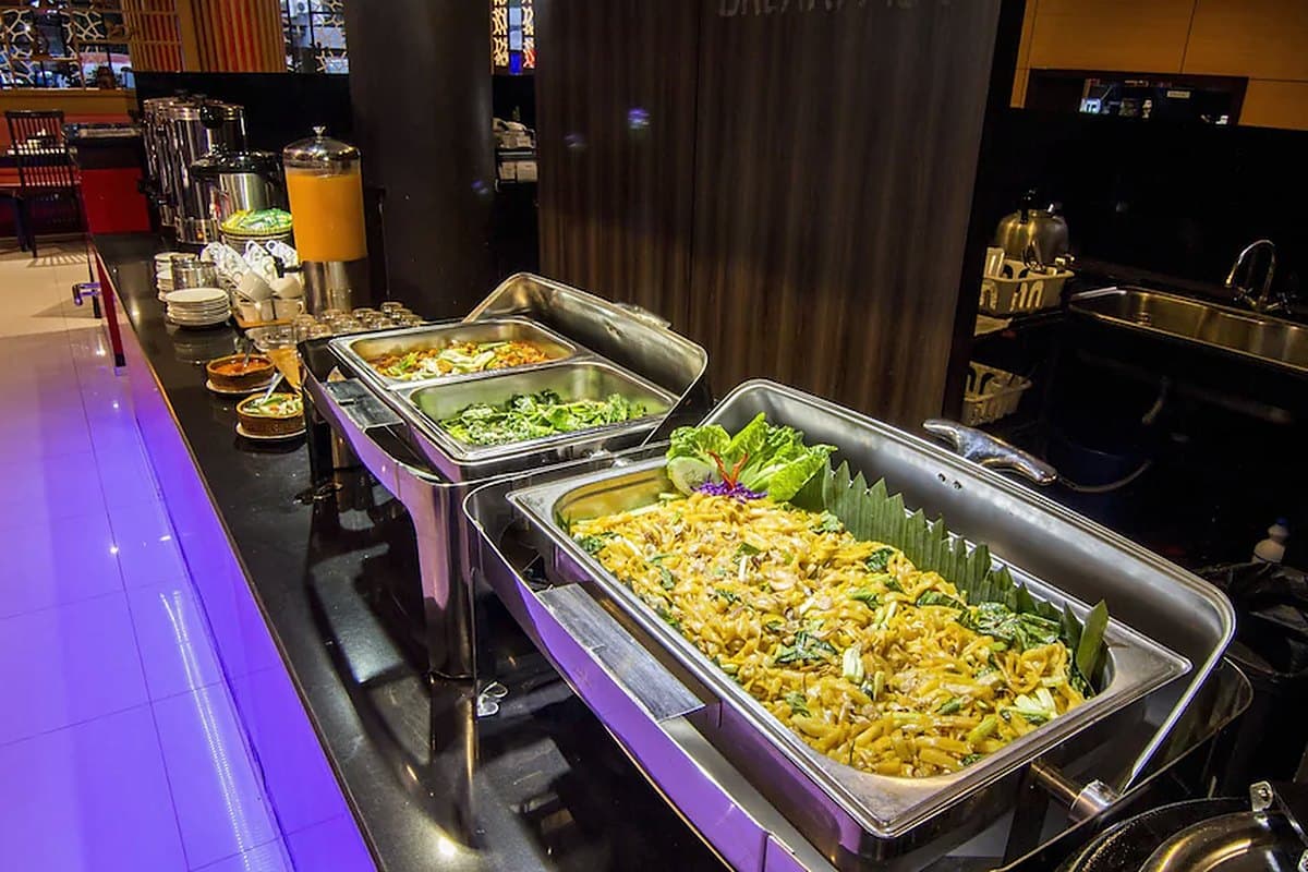 Hidangan prasmanan di meja buffet