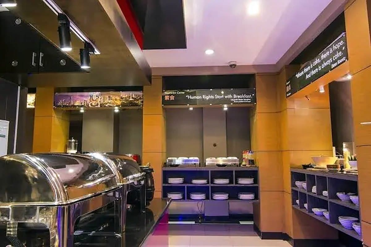 Area buffet dengan lauk dan peralatan makan