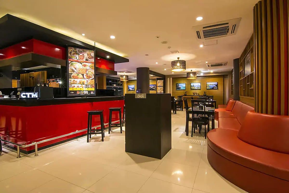 Area restoran Citi M Hotel dengan meja bar merah